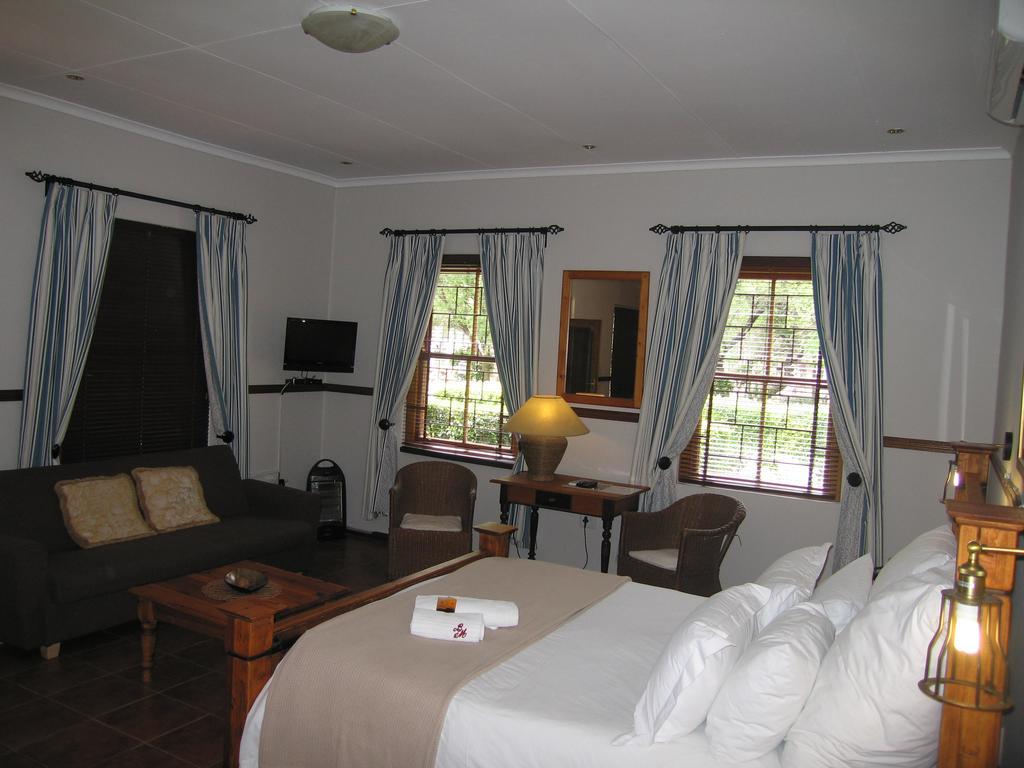 Beaufort Manor Country Lodge Бофорт Уест Екстериор снимка